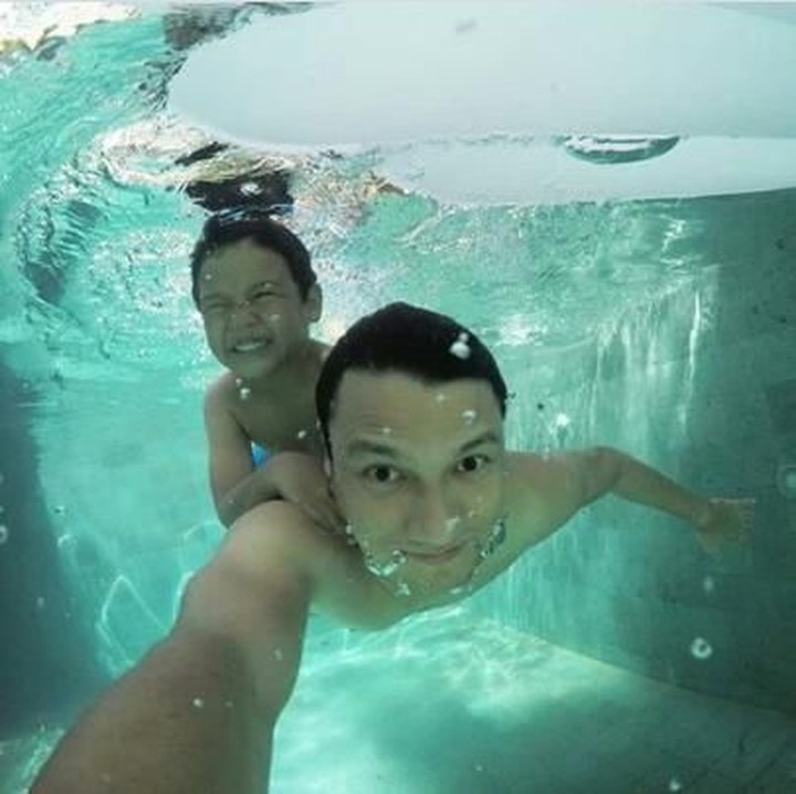 <p>Hot Daddy yang satu ini mengunggah foto kebersamaan dengan putranya. Juna memegang erat pundak Ayah Christian Sugino ketika berenang. (Foto: Instagram/ @csugiono)</p>