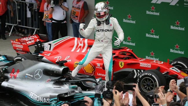 Pebalap Mercedes Lewis Hamilton keluar sebagai juara di Formula 1 (F1) GP China di Sirkuit Internasional Shanghai, Minggu (14/4).