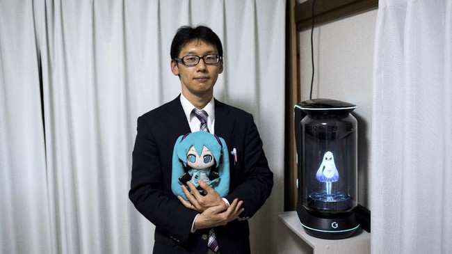 Seorang pria di Jepang menikahi gadis berbentuk hologram. Akihiko Kondo baru saja menikahi Hatsune Miku, seorang penyanyi virtual reality