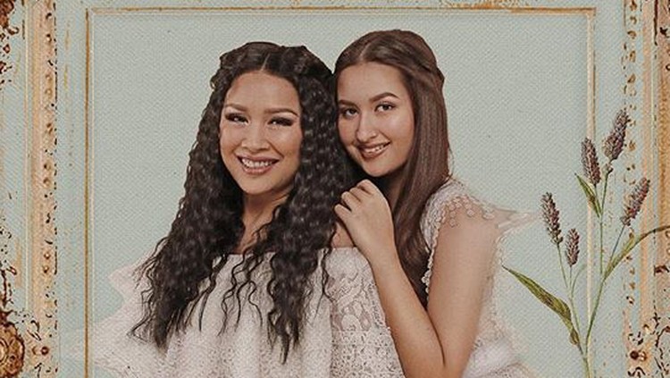 Titi DJ mengaku jantungnya terasa mau copot ketika putri bungsunya, Stephanie Poetri, terjebak di Amerika karena pandemi Corona. Simak kisah selengkapnya.