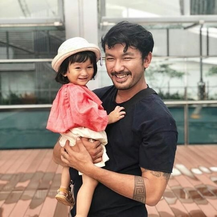 <p>Ayah dan anak yang satu ini terlihat sangat mirip. Lihat, gaya senyumnya juga sama. Salma benar-benar punya wajah Rio Dewanto versi perempuan. Hi-hi-hi. (Foto: Instagram/ @atiqahhasiholan)</p>