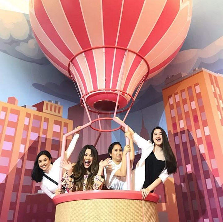<p>Ada yang mau ikut jalan-jalan naik balon udara? (Foto: Instagram/ @stephaniepoetri)  </p>