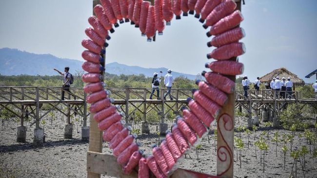 Banyak tempat wisata memang kemudian latah mengikuti tren memasang spot foto simbol love atau bertuliskan "I Love U" demi menambah daya tarik pengunjung.
