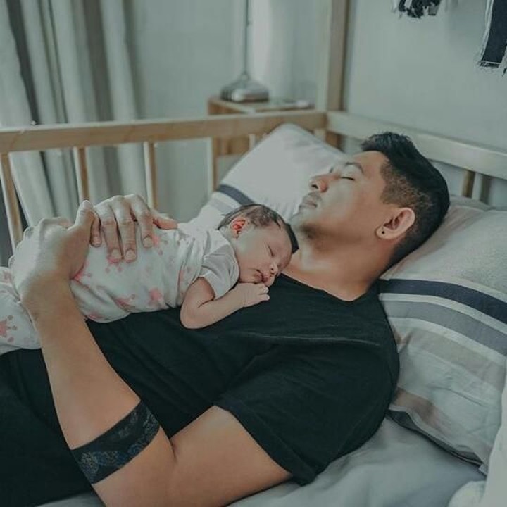 <p>Sea, putri kecil Ryan Delon dan Sharena sedang tertidur pulas di pelukan ayahnya. Sweet banget ya, Bun. (Foto: Instagram/ @tail_wagging)</p>