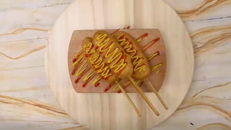 Resep corndog mudah dibuat dan rasanya pun sangat enak. Mau coba, Bun?
