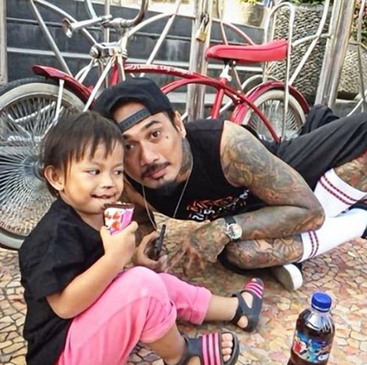 <p>Diajak foto sama Jerinx, bocah ini malah asyik makan es krim. Hi-hi-hi. (Foto: Instagram @jrxsid)</p>
