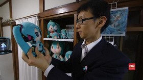 VIDEO: Pernikahan Manusia dan Gadis Hologram di Jepang