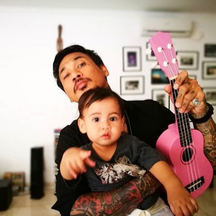 <p>Rupanya bocah yang satu ini lagi diajari main gitar berwarna merah muda oleh Jerinx. (Foto: Instagram @jrxsid)</p>