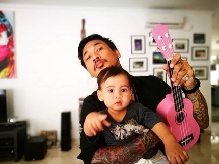 Kedekatan Drummer 'Superman Is Dead' Jerinx dengan Anak-Anak