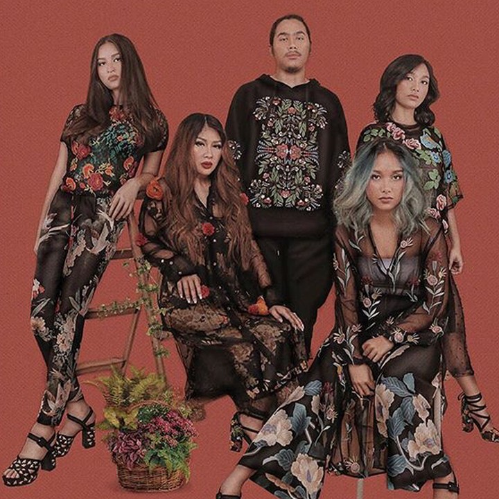 <p>Keren banget ya gaya ibu dengan tiga anak perempuan dan satu anak lelakinya di foto ini. (Foto: Instagram/ @ti2dj)</p>