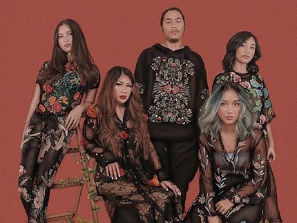 Gaya Kompak Titi DJ dengan Keempat Buah Hatinya