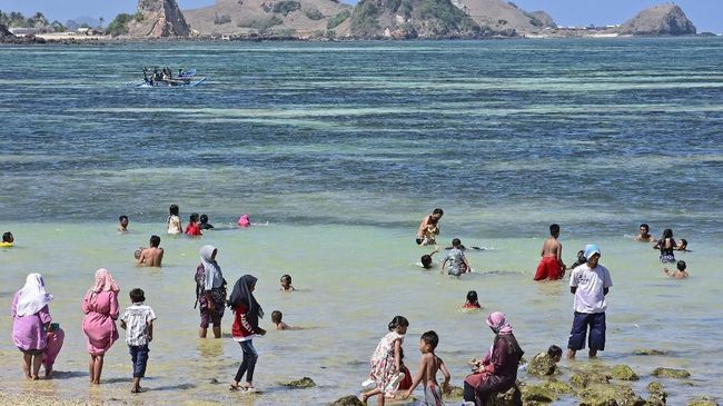 Festival Pesona Bau Nyale memperingati kisah pengorbanan Putri Mandalika demi mempertahankan harga dirinya.