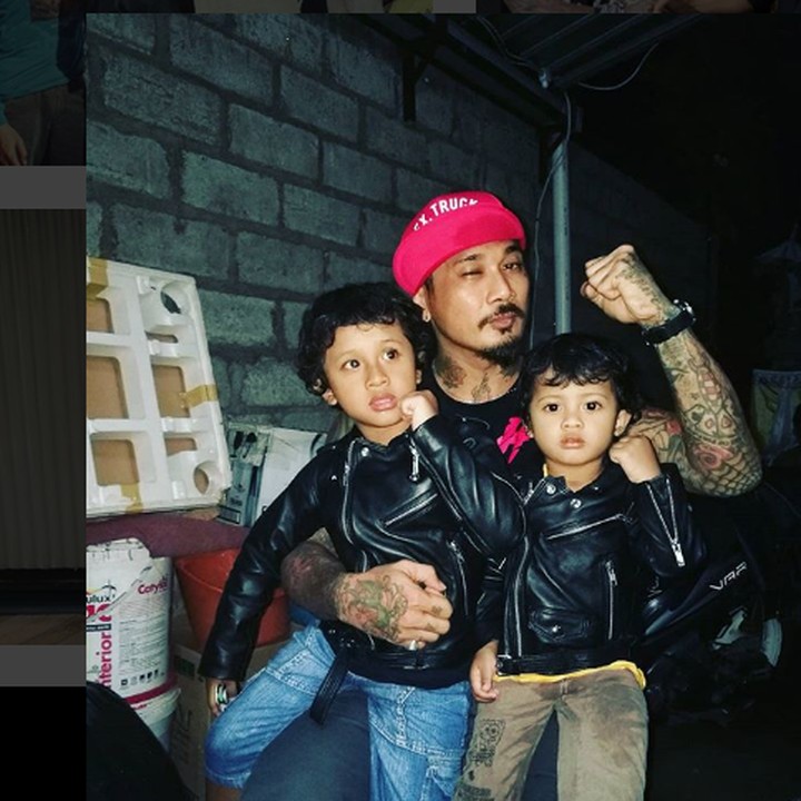 <p><a href="https://hot.detik.com/music/d-4296663/sentil-via-vallen-jerinx-sid-nasihati-karya-tak-melulu-soal-uang" target="_blank">Jerinx</a> kompak dengan anak-anak berdandan ala bintang rock. He-he-he.(Foto: Instagram @jrxsid)</p>