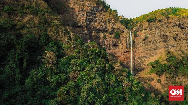 Air terjun atau curug sedang menjadi primadona wisata di Indonesia. Sayangnya, masih banyak pengelola yang cuek dengan faktor keselamatan turis.