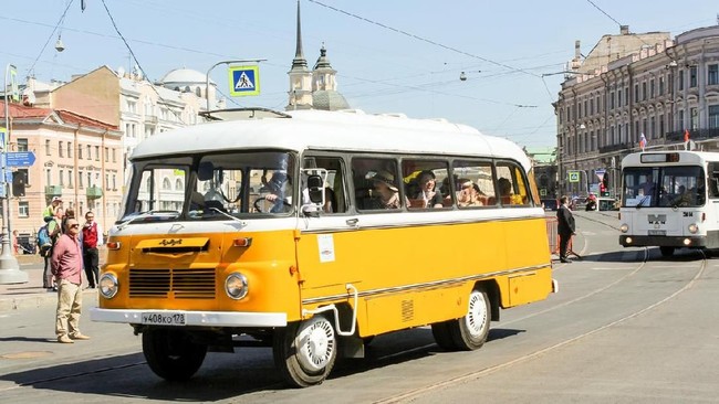 Sebelum ramai dari Jepang, cikal bakal Metromini dimulai dari bus asal Jerman Timur yang menggantikan bus lawas merek Eropa dan AS.