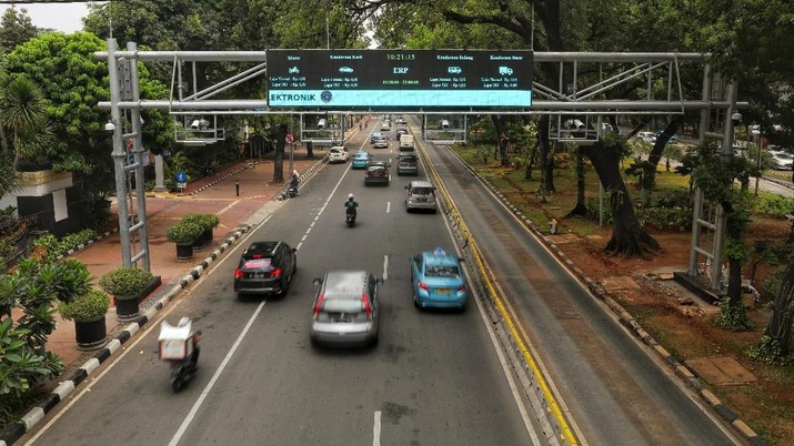 Sejumlah kendaraan bermotor melintas di gerbang Electronic Road Pricing (ERP) saat uji coba di Jalan Medan Merdeka Barat, Jakarta, Selasa (13/11/2018). Pemerintah Provinsi DKI Jakarta akan melakukan uji coba coba sistem jalan berbayar atau electronic road pricing (ERP) secara terbatas pada 14 November 2018. Gerbang ERP di jalan Medan Merdeka Barat ini merupakan yang ketiga dipasang untuk uji coba pelaksanaan jalan berbayar. (CNBC Indonesia/Andrean Kristianto)