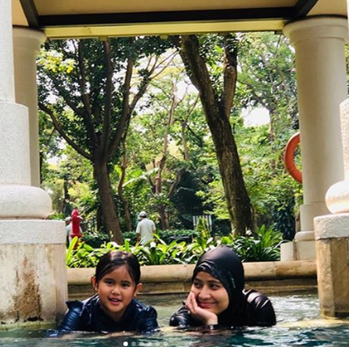 <p>Seru! Saat Bunda Sindy quality time-an bareng si kecil dengan berenang. (Foto: Instagram @sdewiana)  </p>