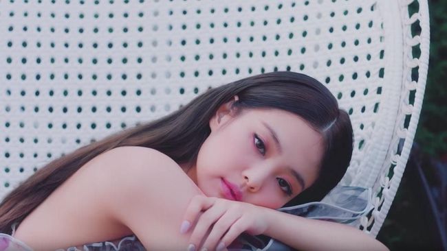 Netizen menyatakan dukungan terhadap Jennie BLACKPINK di Twitter usai live streaming jumpa fan di Jakarta, Selasa (14/1), lewat tagar #JennieDeservesBetter.