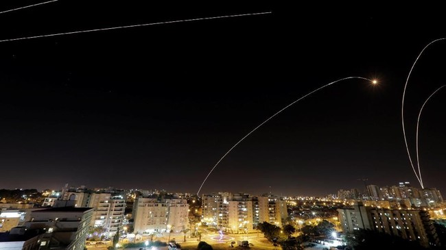 Warga Palestina di Jalur Gaza kembali melontarkan rudal ke arah Israel, Jumat (16/8), memecahkan kembali konflik yang sempat mereda selama sebulan belakangan.