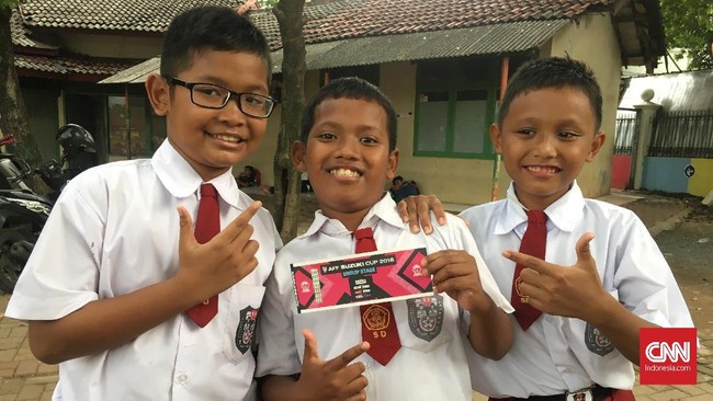 Dimas Januar Al-Fatah memanfaatkan waktu istirahat sekolah untuk membeli tiket laga Timnas Indonesia melawan Timor Leste di babak penyisihan Piala AFF 2018.