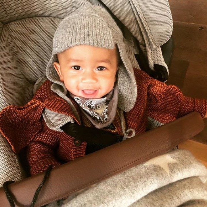 <p>Masih belum bisa menolak, Miles didandani sesuai selera sang ibu. Hi-hi-hi. (Foto: Instagram @chrissyteigen)</p>