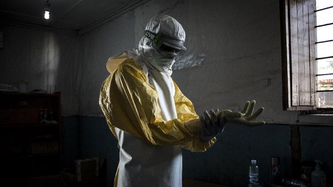 A health worker puts on his personal protective equipment (PPE) before entering the red zone of a MSF (Doctors Without Birders) supported Ebola Treatment Centre (ETC), where he will check up on patients on November 6, 2018 in Bunia, Democratic Republic of the Congo. - The death toll from an Ebola outbreak in eastern Democratic Republic of Congo has risen to more than 200, the health ministry said on November 10, 2018. (Photo by John WESSELS / AFP)