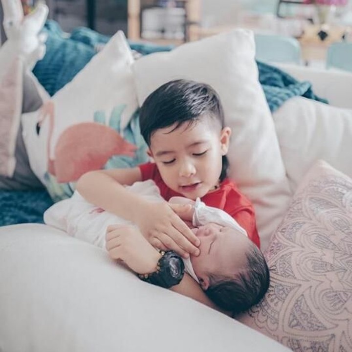<p>Lihat deh, Bun. Ryshaka, anak sulung Ryan Delon dan Marsha Sharena ini sayang banget sama adiknya. Bahkan, di akun Instagram-nya, Sharena menulis Kakak Ry sama sekali nggak menunjukkan cemburu pada Sea, adik kecilnya. (Foto : Instagram/ mrssharena)</p>