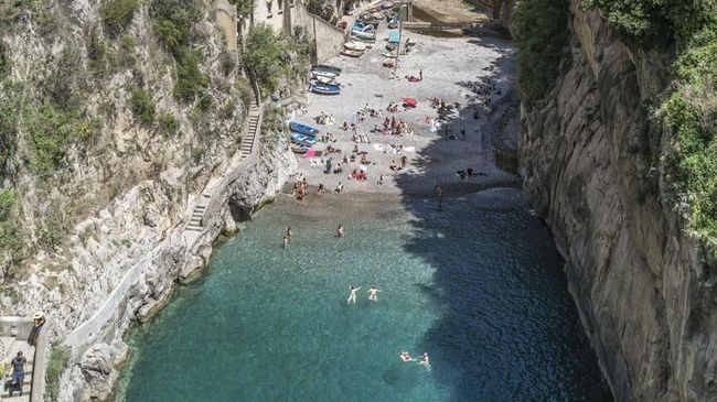 Pantai cantik di Italia bukan cuma Amalfi Coast, karena ada pantai lain yang tersembunyi di kota Furore.