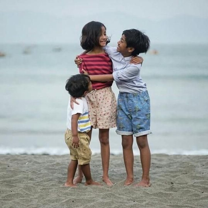 <p><a href="https://wolipop.detik.com/entertainment-news/d-4146410/pesan-haru-dari-adik-yang-tahu-wanita-ini-bukan-kakak-kandungnya-jadi-viral" target="_blank">Kakak adik</a> yang satu ini sweet banget deh. Foto berpelukan di pinggir pantai. Bunda mereka, Widi Mulia menulis di Instagram-nya, Dru si anak sulung semakin ke sini malah kabur kalau mau dipeluk Widuri. Makanya, foto kaya gini termasuk momen langka nih. (Foto : Instagram/ widimulia)</p>