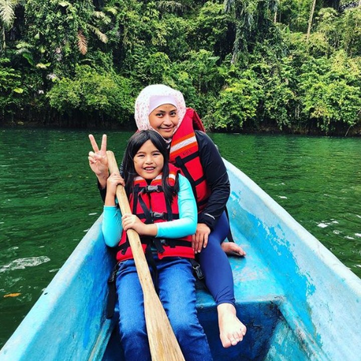 <p>Ibu dan anak sama-sama cute ya? (Foto: Instagram @sdewiana)</p>