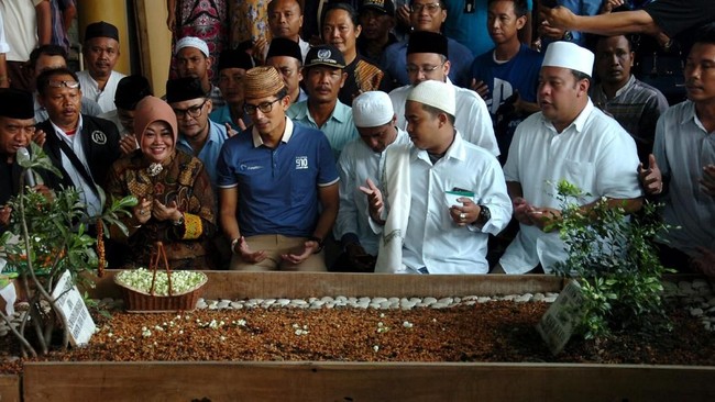 Pengamat politik UIN Syarif Hidayatullah Zaki Mubarak menyebut langkah Sandiaga berziarah ke makam-makam merupakan upaya untuk meraup dukungan masyarakat.