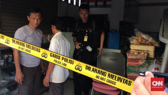 Dua dari tiga unit mobil milik korban pembunuhan di kawasan Jatirahayu, Pondok Gede, tidak berada di tempat meski belum bisa dipastikan dugaan pencurian.