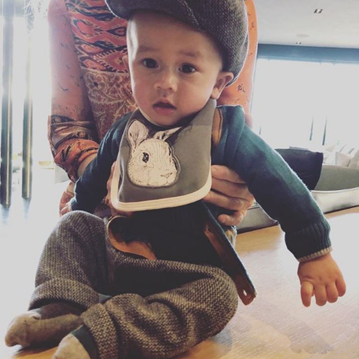 <p>Pakai slabber motif kelinci bikin Miles terlihat menggemaskan. (Foto: Instagram @chrissyteigen)</p>