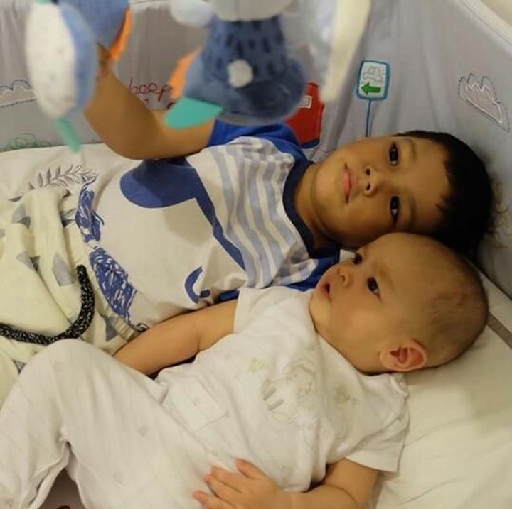 <p>Sepertinya Juna sedang menemani adiknya supaya tidur pulas nih. Dua jagoan Christian Sugiono dan Titi Kamal ini terlihat serius banget ya memperhatikan mainan di atas tempat tidur. (Foto : Instagram/ titi_kamal)</p>