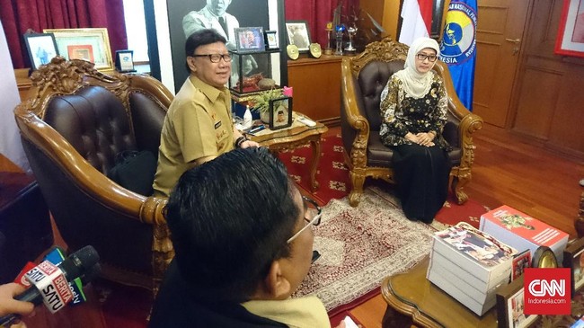 Jika permintaan dikabulkan, dikhawatirkan akan menjadi preseden buruk. Pengunduran diri dinilai sama dengan pengkhianatan terhadap amanat rakyat.