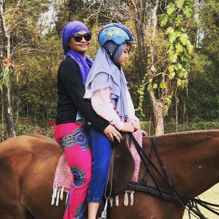 <p>Di sela-sela kesibukannya, Sindy menyempatkan diri mendampingi si kecil latihan berkuda. (Foto: Instagram @sdewiana)</p>
