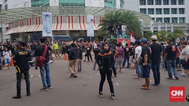 Ratusan pengemudi taksi dan ojek online 'Aliando' memprotes sejumlah kebijakan, salah satunya soal pemutusan kemitraan tanpa pendalaman masalah.