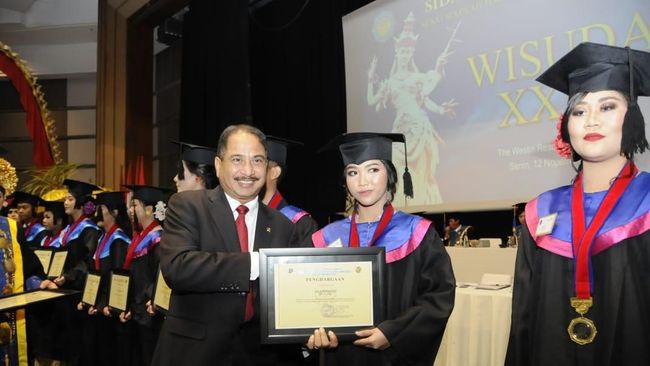 Menteri Pariwisata Arief Yahya mendorong seluruh lulusan STP Nusa Dua Bali untuk lebih berani, kreatif dan inovatif berwirausaha melalui go digital.