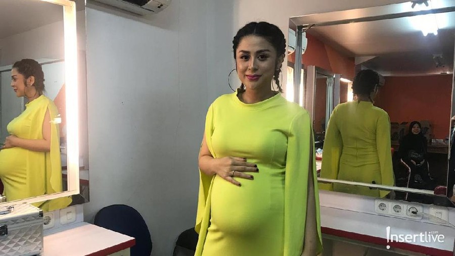 Usia kehamilan memasuki tujuh bulan, Selvi Kitty mengungkap jenis kelamin anak pertama.