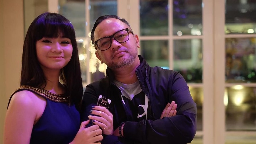 Dalam rangka Hari Ayah Nasional, Indra Brasco terharu dapat kejutan dari anak sulungnya.
