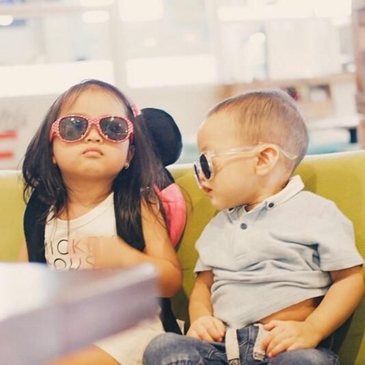 <p>Kalau yang ini, kompak banget gayanya. Sama-sama pakai kacamata hitam. Gaya banget sih anak-anaknya Ricky Harun dan Herfiza ini. (Foto : Instagram/ herfiza)</p>