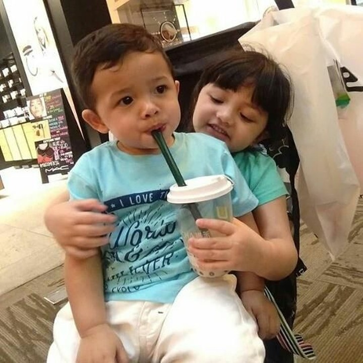 <p>Anak Anang dan Ashanty, Arsy terlihat semangat banget ngasih minum pada adiknya, Arsya. Sampai dipangku juga tuh adiknya. (Foto : Instagram/ queenarsy)</p>