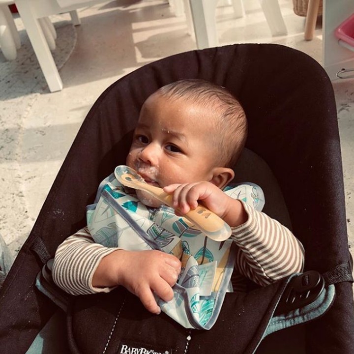 <p>Nyam! MPASI pertama Miles sepertinya lezat banget nih. (Foto: Instagram @chrissyteigen)</p>