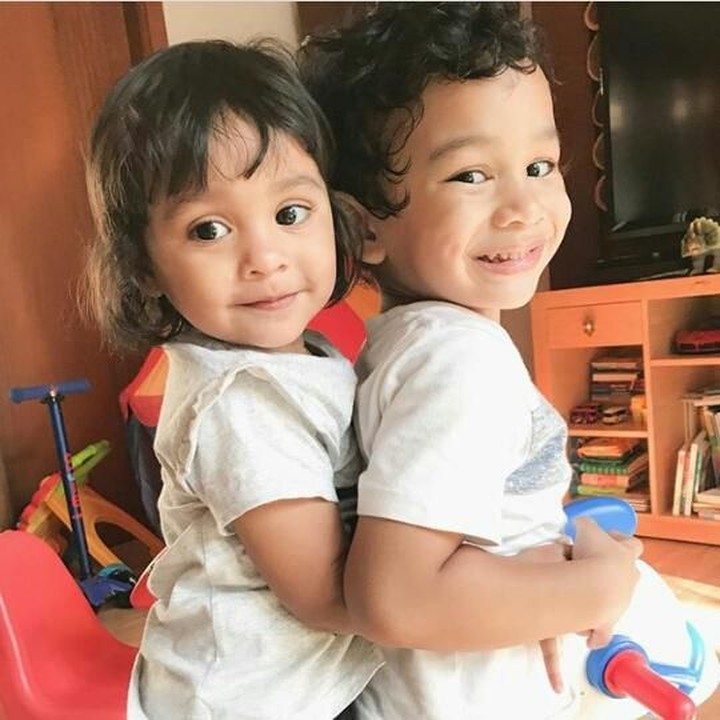 <p>Anak dari Teuku Wisnu dan Shireen Sungkar, Adam dan Hawwa akur banget. Lucu ya mereka, naik kuda-kudaan berdua. Hawwa memeluk erat kakaknya. (Foto : Instagram/ shireensungkar)</p>
