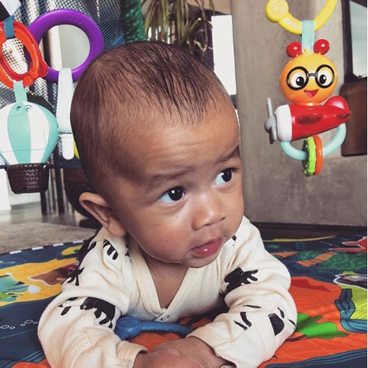 <p>Belajar tengkurap, Miles menggemaskan banget ya? (Foto: Instagram @chrissyteigen)</p>