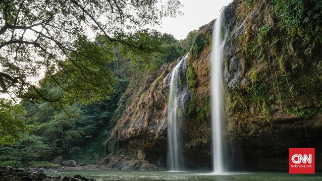 Warga di kawasan wisata Geopark Ciletuh, Sukabumi belum bisa bergerak bebas karena masih ada jalan yang tertutup longsor dan tergenang banjir.