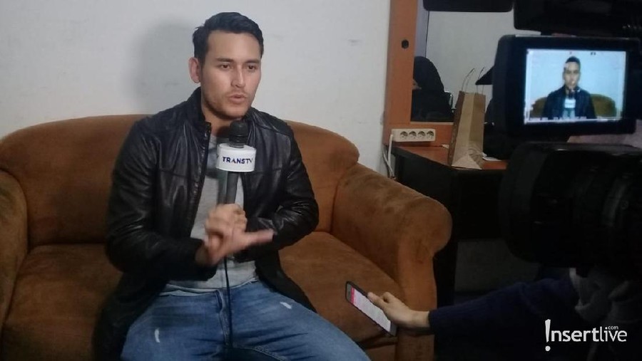 Arifin Putra mengaku sempat salah kostum saat syuting film Hanum & Rangga di Amerika Serikat beberapa waktu lalu.