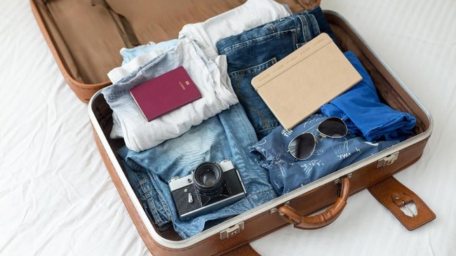 Menata baju ke dalam koper adalah salah satu tantangan yang harus ditaklukkan sebeum melakukan perjalanan.