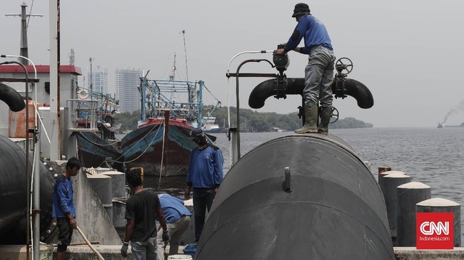 Pompa air di Sunter, Jakarta Utara, sempat dimatikan karena laut pasang.