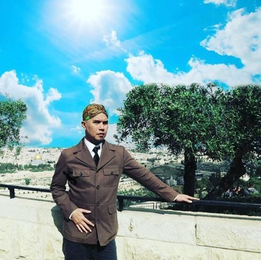 Tersenyum, Ahmad Dhani Foto dengan Papan Tersangka